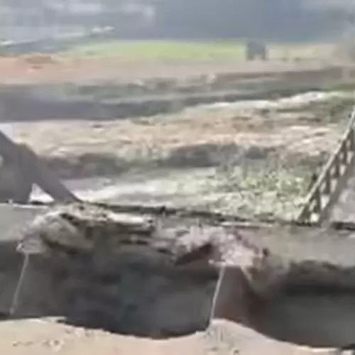 ചരക്കുലോറി പോകുന്നതിനിടെ പാലം തകര്ന്നുവീണു; അത്ഭുതകരമായി രക്ഷപെട്ട് ഡ്രൈവർ