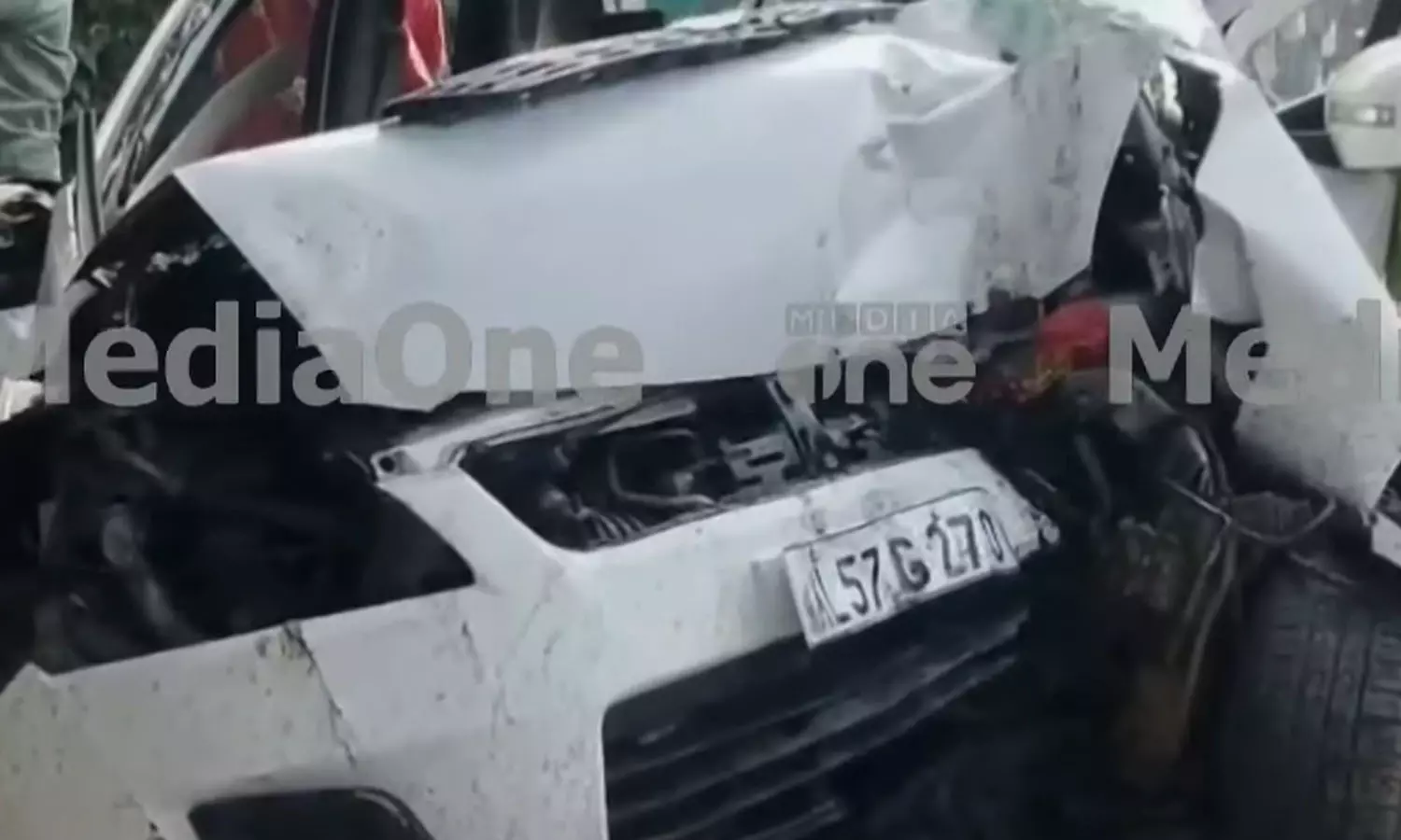 താമരശ്ശേരിയിൽ കാർ മരത്തിലിടിച്ച് ഉമ്മയും മകളും മരിച്ചു താമരശ്ശേരിയിൽ കാർ മരത്തിലിടിച്ച് ഉമ്മയും മകളും മരിച്ചു