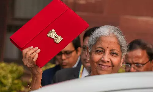 ധനമന്ത്രിയുടെ സാരി നയതന്ത്രം; ഒമ്പതാം ബജറ്റിനെത്തിയത് കട്ടം-കള്ളി കാഞ്ചീപുരം സാരിയിൽ