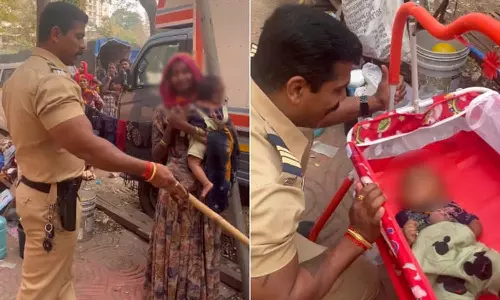 തെരുവിലുറങ്ങുന്ന കൈക്കുഞ്ഞിന് തൊട്ടിലൊരുക്കി പൊലീസ്; വൈറലായി വീഡിയോ
