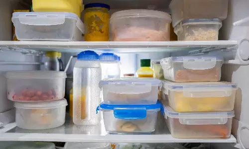 ഈ ഭക്ഷണങ്ങൾ പ്ലാസ്റ്റിക് പാത്രങ്ങളില്‍ സൂക്ഷിക്കരുത്?; കാരണം പറഞ്ഞ് ഡോക്ടര്‍മാര്‍