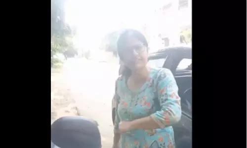 വീട്ടിൽ കൊണ്ടുപോയി തീറ്റ കൊടുക്കൂ ; തെരുവ് നായകൾക്ക് ഭക്ഷണം നൽകിയ ആളെ തടഞ്ഞ് കാർ യാത്രിക