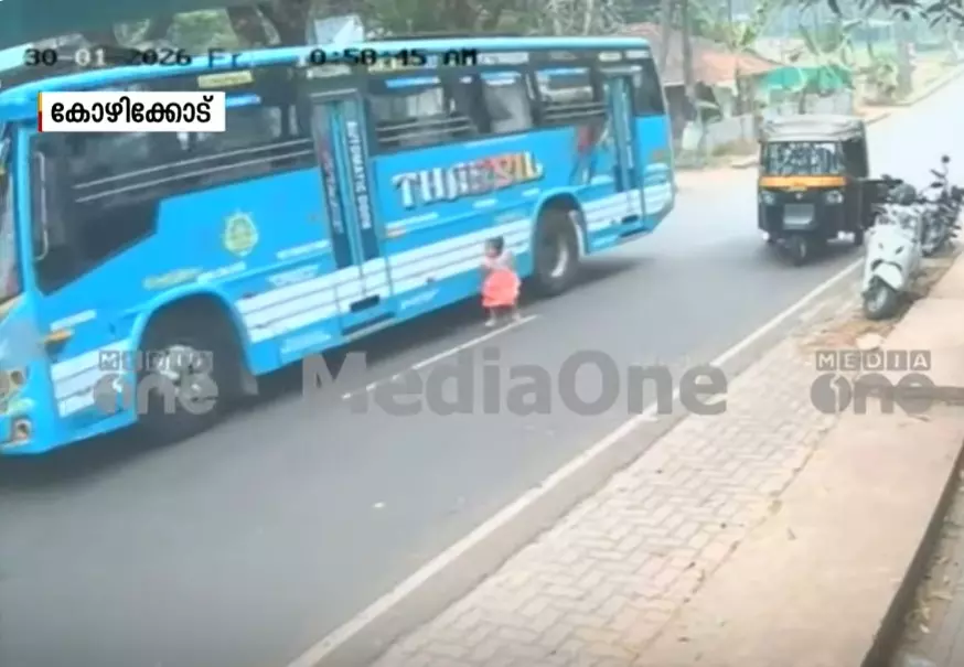 അമ്മയുടെ അടുത്തേക്ക് ഓടിയടുത്ത് കുട്ടി; ബസ് ഡ്രൈവറുടെ സമയോചിത ഇടപെടലിൽ അത്ഭുത രക്ഷപ്പെടൽ