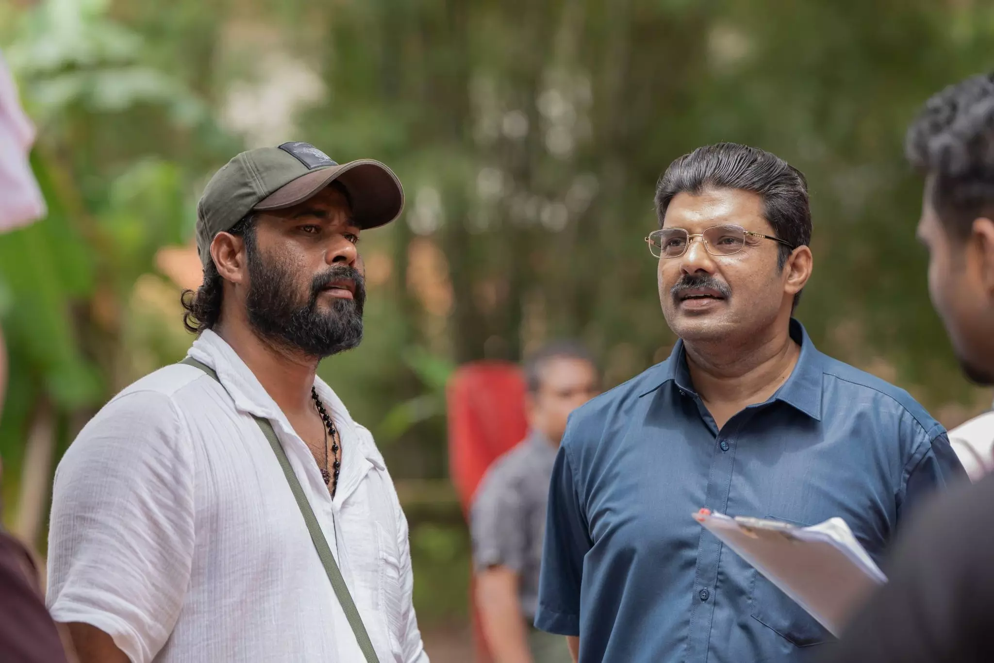 വാപ്പിച്ചിയുടെ അനായാസമായ അഭിനയ ശൈലി അവനിലെത്തിയതായി തോന്നി; പ്രകമ്പനം സിനിമയിലെ നവാസിന്റെ അഭിനയത്തെക്കുറിച്ച് നിയാസ് ബക്കര് വാപ്പിച്ചിയുടെ അനായാസമായ അഭിനയ ശൈലി അവനിലെത്തിയതായി തോന്നി; പ്രകമ്പനം സിനിമയിലെ നവാസിന്റെ അഭിനയത്തെക്കുറിച്ച് നിയാസ് ബക്കര്