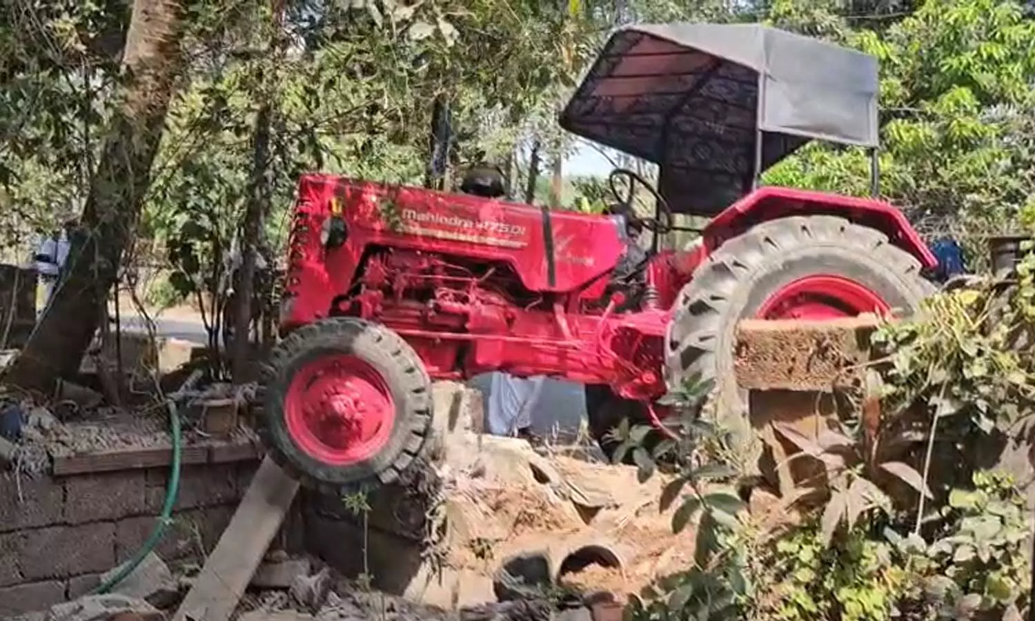 റോഡ് മുറിച്ച് കടക്കുന്നതിനിടെ ട്രാക്ടറിനടിയിൽപ്പെട്ട് വയോധികക്ക് ദാരുണാന്ത്യം