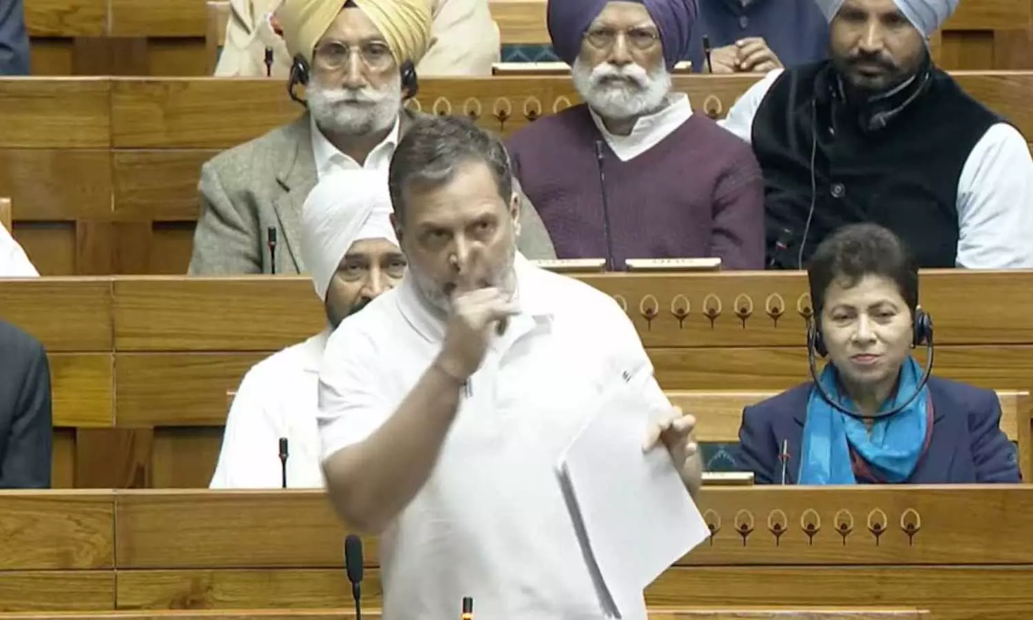 പ്രധാനമന്ത്രിയും ആഭ്യന്തരമന്ത്രിയും ഓടിപ്പോയി, അവർ ഈ വിഷയത്തെ എന്തിനാണ് പേടിക്കുന്നത് ? ലോക്സഭയിൽ കേന്ദ്രത്തെ കടന്നാക്രമിച്ച് രാഹുൽ ഗാന്ധി പ്രധാനമന്ത്രിയും ആഭ്യന്തരമന്ത്രിയും ഓടിപ്പോയി, അവർ ഈ വിഷയത്തെ എന്തിനാണ് പേടിക്കുന്നത് ? ലോക്സഭയിൽ കേന്ദ്രത്തെ കടന്നാക്രമിച്ച് രാഹുൽ ഗാന്ധി