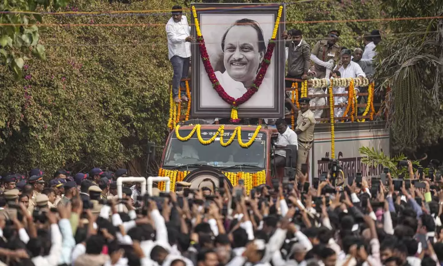 അജിത് പവാറിന്റെ സംസ്‌കാര ചടങ്ങുകൾക്കിടെ വൻ മോഷണം:  നഷ്ടപ്പെട്ടത് 30 ലക്ഷം രൂപയുടെ ആഭരണങ്ങൾ