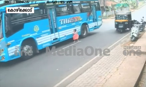 അമ്മയുടെ അടുത്തേക്ക് ഓടിയടുത്ത് കുട്ടി; ബസ് ഡ്രൈവറുടെ സമയോചിത ഇടപെടലിൽ അത്ഭുത രക്ഷപ്പെടൽ