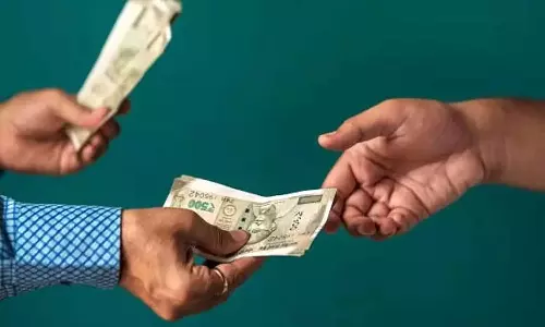 അത്താണിയിലെ ബെവ്‌കോ ഔട്ട്ലെറ്റിൽ വിജിലൻസ് പരിശോധന; മദ്യ കമ്പനികളിൽ നിന്നും ജീവനക്കാർ കൈക്കൂലി വാങ്ങിയെന്ന് കണ്ടെത്തൽ