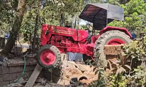 റോഡ് മുറിച്ച് കടക്കുന്നതിനിടെ ട്രാക്ടറിനടിയിൽപ്പെട്ട് വയോധികക്ക് ദാരുണാന്ത്യം