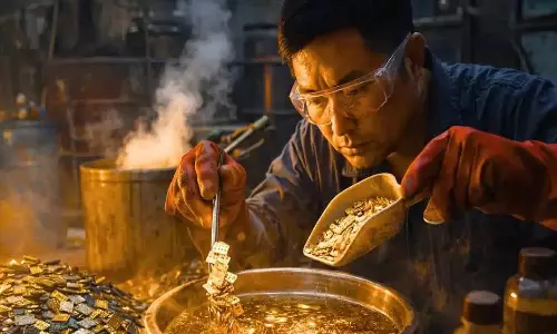 Chinese man extracts gold from old sim card Chinese man extracts gold from old sim card