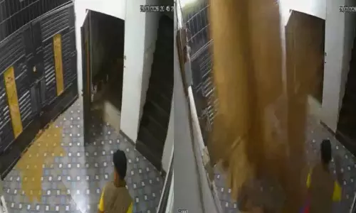 മരണം മുന്നിൽക്കണ്ട് അയാൾ ഓടി; വീടിന്റെ മുൻവശം പിളർന്ന് ജല സ്‌ഫോടനം; ഭീതിപ്പെടുത്തുന്ന ദൃശ്യങ്ങൾ പുറത്ത്