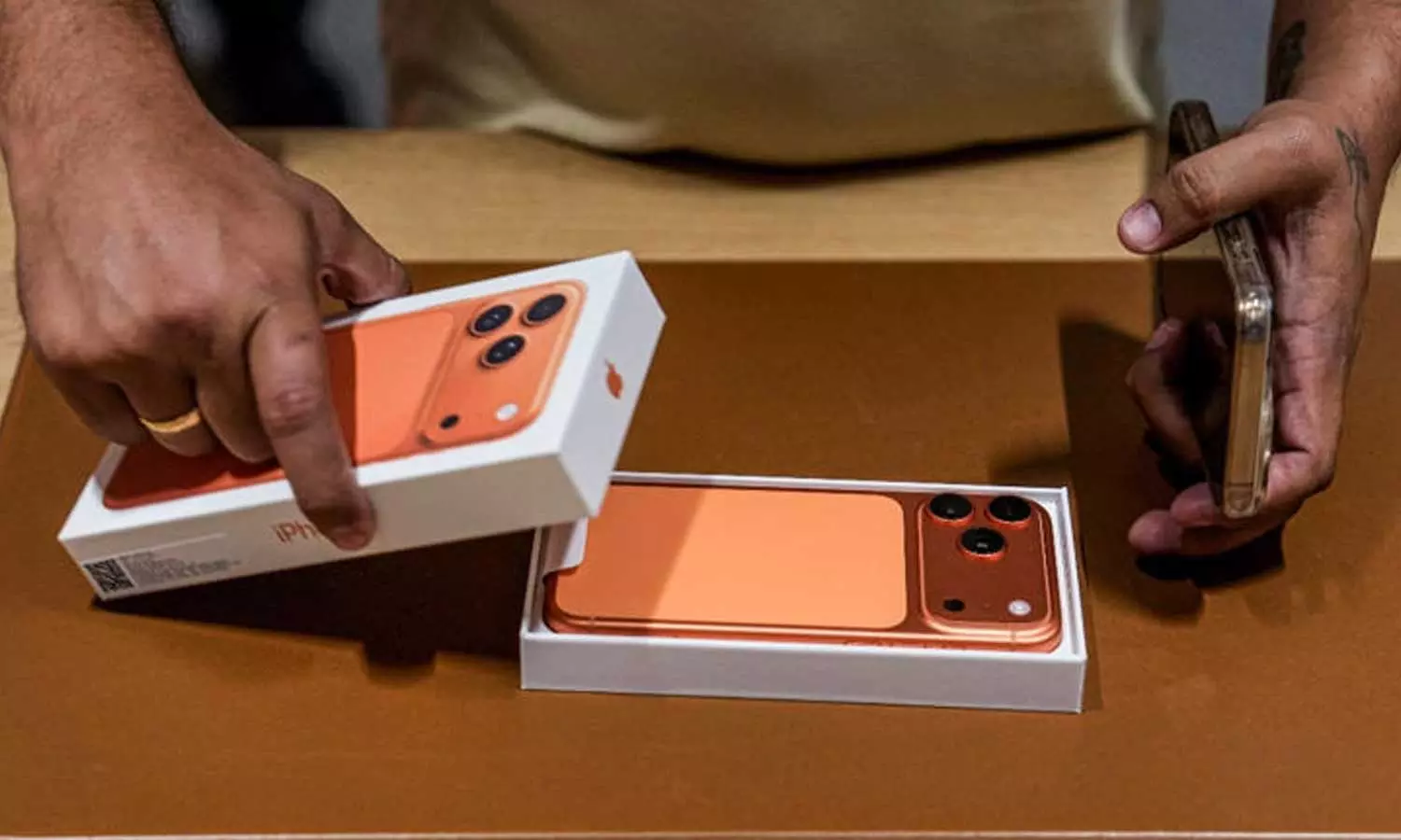 ഐഫോൺ പ്രേമികൾക്ക് പ്രണയസമ്മാനം; വമ്പൻ ഓഫറുകളുമായി ആപ്പിൾ ഐഫോൺ പ്രേമികൾക്ക് പ്രണയസമ്മാനം; വമ്പൻ ഓഫറുകളുമായി ആപ്പിൾ