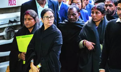 മരിച്ചവരെ തെരഞ്ഞെടുപ്പ് കമ്മീഷന് മുന്നിൽ ഹാജരാക്കി മമത; ഗ്യാനേഷ് കുമാറുമായുള്ള കൂടിക്കാഴ്ചയിൽ നാടകീയ രംഗങ്ങൾ