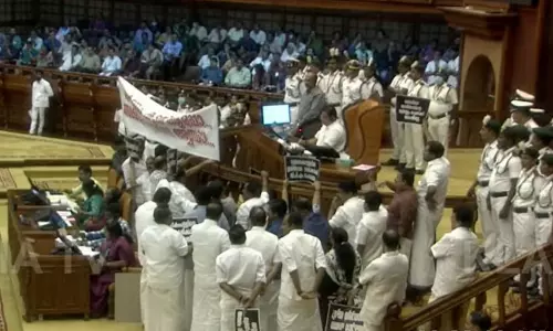 സഭയിൽ ഭരണപക്ഷവും പ്രതിപക്ഷവും തമ്മിൽ വാക്കേറ്റം; സ്പീക്കറുടെ ഡയസിന് മുന്നിൽ പ്ലക്കാർഡ് ഉയർത്തി പ്രതിഷേധം