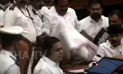 സ്പീക്കറുടെ ഡയസിലേക്ക് ചാടിക്കയറി അൻവര്‍ സാദത്ത്;   സഭയിൽ ഉന്തും തള്ളും