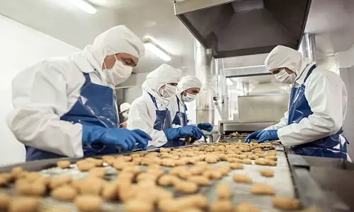 One ton of spoiled food: 4 unlicensed food storage centers in Jeddah closed.