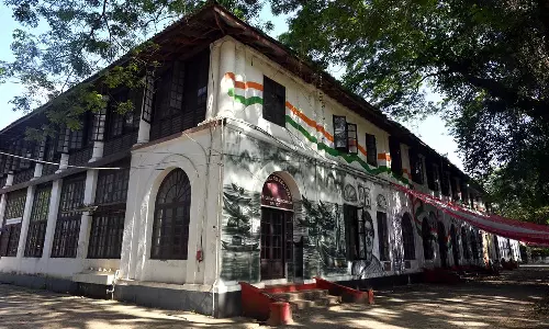 എറണാകുളം മഹാരാജാസ് കോളജ് ഗ്രൗണ്ട് സിന്തറ്റിക് ട്രാക്കിലെ ബീഡിങ്ങുകളും, ഫ്ലഡ്ലൈറ്റുകളും മോഷണം പോയി