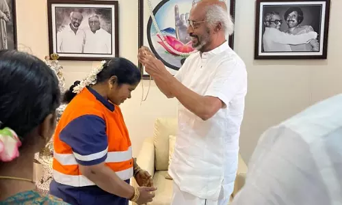 റോഡിൽ നിന്നും കിട്ടിയ 45 പവൻ തിരികെ നൽകിയ ശുചീകരണ തൊഴിലാളിക്ക് സ്വര്‍ണമാല സമ്മാനിച്ച് രജനികാന്ത്