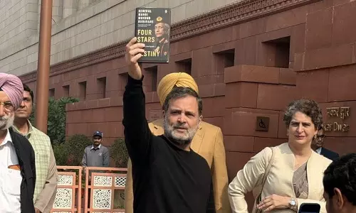 സഭ ഇന്നും പ്രക്ഷുബ്ധം; എം.എം നരവനെയുടെ പുസ്തകവുമായി രാഹുൽ ഗാന്ധി പാർലമെന്റിൽ