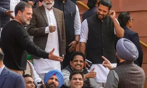 രവനീത് ബിട്ടു ചതിയനെന്ന് രാഹുൽ ഗാന്ധി, കൈകൊടുക്കാൻ വിസമ്മതിച്ച് കേന്ദ്ര സഹമന്ത്രി; പാർലമെന്‍റ് കവാടത്തിൽ വാക്പോര്