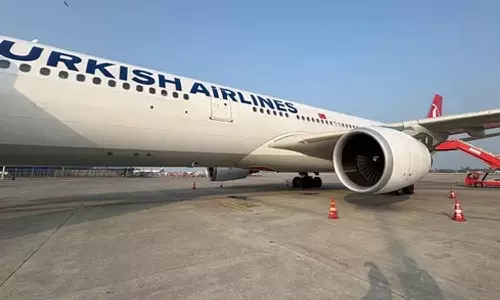 എഞ്ചിനിൽ തീ;  നേപ്പാളിൽ നിന്നും തുർക്കിയിലേക്ക് പുറപ്പെട്ട വിമാനത്തിന് കൊൽക്കത്തയിൽ അടിയന്തര ലാൻഡിങ്‌