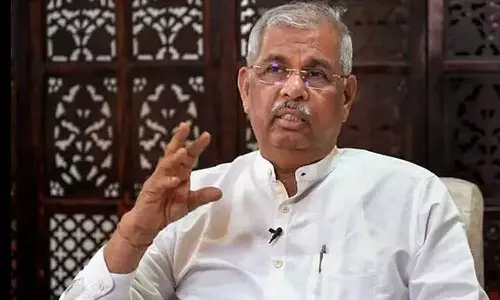 വനഭേദഗതി ബില്ലുകളിൽ ഒപ്പിടണം; മന്ത്രിമാർ ഗവർണറെ കണ്ടു