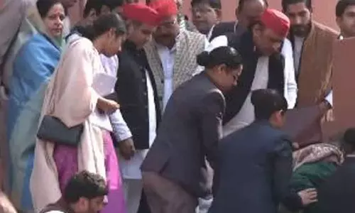 പാർലമെന്‍റിന്‍റെ പടിക്കെട്ടിൽ തെന്നി വീണ് ശശി തരൂർ; പിടിച്ചെഴുന്നേല്‍പ്പിച്ച് അഖിലേഷ് യാദവ്: