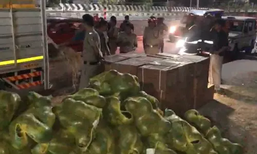 പാലക്കാട്ട് സ്ഫോടകശേഖരം ഒളിച്ചുകടത്തിയ ലോറി പൊലീസ് പിടിയിൽ