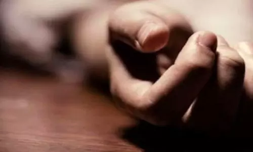 കണ്ണൂർ പറശിനിക്കടവിലെ ലോഡ്ജില്‍ സ്ത്രീയെ മരിച്ചനിലയില്‍ കണ്ടെത്തി