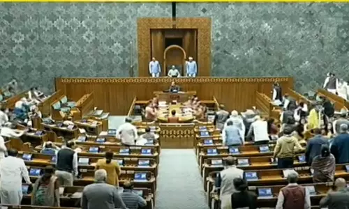 രാഹുൽ ഗാന്ധിയെ സംസാരിക്കാൻ അനുവദിക്കാത്തിടത്തോളം പ്രതിഷേധം തുടരുമെന്ന് പ്രതിപക്ഷം; ലോക്സഭയിൽ പ്രസംഗിക്കാനാകാതെ പ്രധാനമന്ത്രി