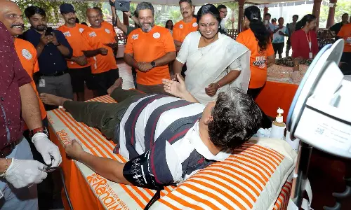 ലോക കാൻസർ ദിനം: കൊച്ചിയിൽ ഓറഞ്ച് റണ്ണേഴ്സ് ക്ലബ്ബിന്റെ മെഗാ രക്തദാന ക്യാമ്പ്; നൂറിലധികം പേർ പങ്കെടുത്തു
