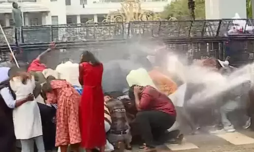 കലോത്സവ ഫണ്ട് അനുവദിച്ചില്ല; കേരള സർവകലാശാലയിൽ എസ്എഫ്ഐ മാർച്ച്