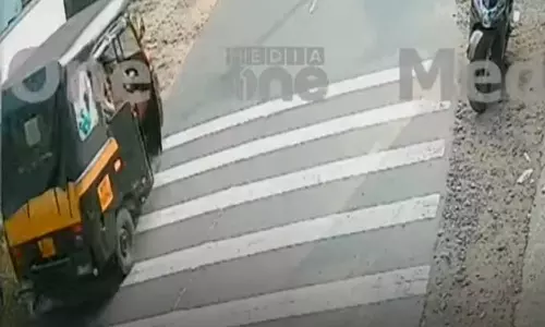 കൊയിലാണ്ടിയിൽ ഓട്ടോറിക്ഷയിൽ നിന്ന് വിദ്യാർഥിനി തെറിച്ചുവീണു