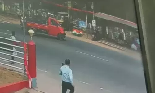 കോഴിക്കോട്ട്  സീബ്രാ ലൈനിലൂടെ റോഡ് മുറിച്ചുകടക്കുന്നതിനിടെ  ഗുഡ്‌സ് വാഹനം ഇടിച്ചു തെറിപ്പിച്ചു; വിദ്യാര്‍ഥിനിക്ക് ഗുരുതര പരിക്ക്