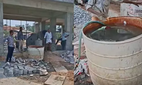 ലോകത്ത് ആരെങ്കിലും ഉപ്പുവെള്ളം എടുത്ത് കോൺക്രീറ്റ് ചെയ്യുമോ?; കൊല്ലത്ത് ഉപ്പുവെള്ളം ഉപയോഗിച്ച് സർക്കാർ കെട്ടിടം നിർമ്മിക്കുന്നെന്ന് പരാതി; നിർമാണം നിർത്തിവെപ്പിച്ച് കലക്ടര്‍