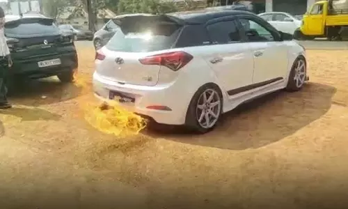 കൊല്ലത്ത് അപകടകരമായ രീതിയിൽ തീതുപ്പിയ കാർ കസ്റ്റഡിയിൽ