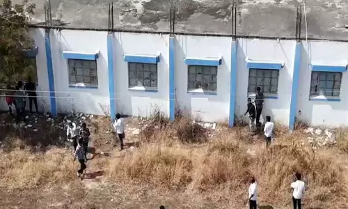 ഡ്രോണ്‍ ചതിച്ചാശാനേ....; മക്കള്‍ക്ക് കോപ്പിയടിക്കാന്‍ ചുമരില്‍ വലിഞ്ഞുകയറി  കടലാസ് കഷ്ണങ്ങള്‍ കൈമാറി മാതാപിതാക്കള്‍, ഡ്രോണ്‍ കണ്ടതോടെ ചിതറിയോടി