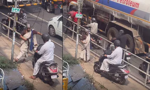 വണ്ടി വിട് മോനെ, റോഡിലൂടെ; നടപ്പാതയിലൂടെ സ്‌കൂട്ടര്‍ ഓടിച്ചയാളെ തടഞ്ഞ് അമ്മൂമ്മ, വൈറലായി വിഡിയോ