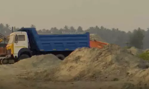 എലത്തൂരിൽ ചെളി നീക്കത്തിന്റെ മറവിൽ കടത്തുന്നത് കോടികൾ വിലമതിക്കുന്ന മണൽ; ആശങ്കയിലായി 250 കുടുബങ്ങൾ