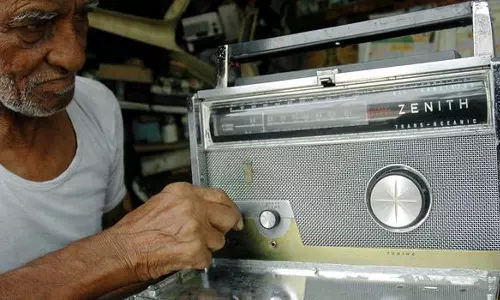 415 റേഡിയോ സ്റ്റേഷനുകൾ, 23 ഭാഷകള്, 146 ഭാഷാ ഭേദങ്ങള്; കാലങ്ങൾ കഴിഞ്ഞിട്ടും കാതോരമുണ്ട് ആകാശവാണി 415 റേഡിയോ സ്റ്റേഷനുകൾ, 23 ഭാഷകള്, 146 ഭാഷാ ഭേദങ്ങള്; കാലങ്ങൾ കഴിഞ്ഞിട്ടും കാതോരമുണ്ട് ആകാശവാണി