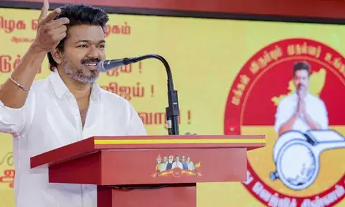 എതിർപാർട്ടിക്കാർ പണം നൽകുകയാണെങ്കിൽ നിരസിക്കേണ്ട, പക്ഷേ വോട്ട് വിസിലിനായിരിക്കണം: വോട്ടര്‍മാരോട് വിജയ്