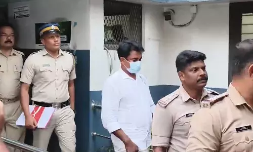 പ്രായപൂർത്തിയാകാത്ത പെൺകുട്ടിയെ പീഡിപ്പിച്ചെന്ന പരാതി; മുൻ പൊലീസ് ഉദ്യോഗസ്ഥനും മോട്ടിവേഷണൽ സ്പീക്കറുമായ ഫിലിപ്പ് മമ്പാടിനെ റിമാൻഡ് ചെയ്തു പ്രായപൂർത്തിയാകാത്ത പെൺകുട്ടിയെ പീഡിപ്പിച്ചെന്ന പരാതി; മുൻ പൊലീസ് ഉദ്യോഗസ്ഥനും മോട്ടിവേഷണൽ സ്പീക്കറുമായ ഫിലിപ്പ് മമ്പാടിനെ റിമാൻഡ് ചെയ്തു