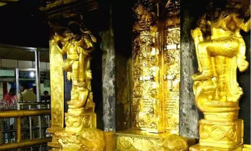 സ്വർണപ്പാളികളിലെ എസ്ഐടി പരിശോധന; മുറിച്ചെടുത്തത് വലിയ ഭാഗങ്ങൾ