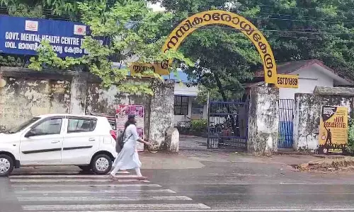 തൃശൂര്‍ മാനസികാരോഗ്യ കേന്ദ്രത്തില്‍ നിന്ന് ചാടിയ നേപ്പാള്‍ സ്വദേശി മൂന്ന് പേരെ കുത്തിപ്പരിക്കേല്‍പ്പിച്ചു