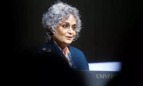 ഞെട്ടിക്കുന്നതും അസ്വസ്ഥതയുണ്ടാക്കുന്നതും: ജൂറിയുടെ ​ഗസ്സ പരാമർശത്തിൽ പ്രതിഷേധിച്ച് ബെർലിൻ അന്താരാഷ്ട്ര ചലച്ചിത്രമേളയിൽ നിന്ന് പിന്മാറി അരുന്ധതി റോയ്