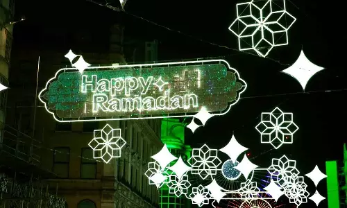 വൈവിധ്യത്തിന്റെ പ്രതീകം; ലണ്ടൻ നഗരത്തിൽ റമദാനെ വരവേറ്റ് ദീപാലങ്കാരം അനാച്ഛാദനം ചെയ്ത് മേയർ സാദിഖ് ഖാൻ