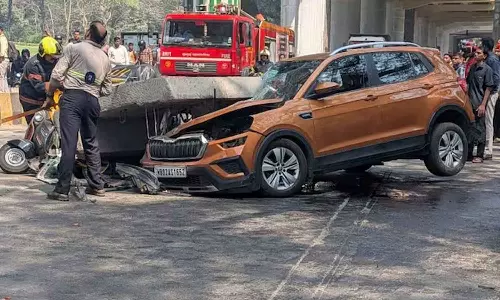 മുംബൈയിൽ നിർമാണത്തിലിരുന്ന മെട്രോ തൂണിന്റെ ഭാഗം ഓട്ടോറിക്ഷയ്ക്ക് മുകളിൽ തകർന്നു വീണു