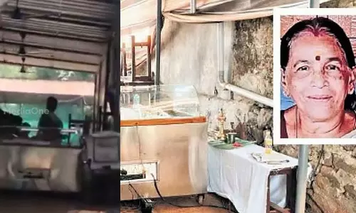 മദ്രസ മുറ്റത്ത് ഓമനയുടെ അന്ത്യകർമങ്ങൾ; സ്നേഹത്തിന്റെ കരങ്ങള്‍ നീട്ടി കുമാരനെല്ലൂര്‍ മക്കാ മസ്ജിദ്