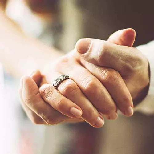 ലവ് ജിഹാദ് ആരോപിച്ച് മിശ്രവിവാഹം തടഞ്ഞ് ഹിന്ദുത്വ സംഘടനകൾ, വരനെതിരെ കേസെടുത്ത് പൊലീസ് ; സ്വത്ത് തട്ടിയെടുക്കാനുള്ള അമ്മാവൻ്റെ കളികളെന്ന് വധു